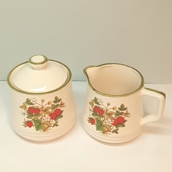 Vintage Retro strawberry design cream & sugar set, Made in Japan. No flaws - Picture 2 of 7